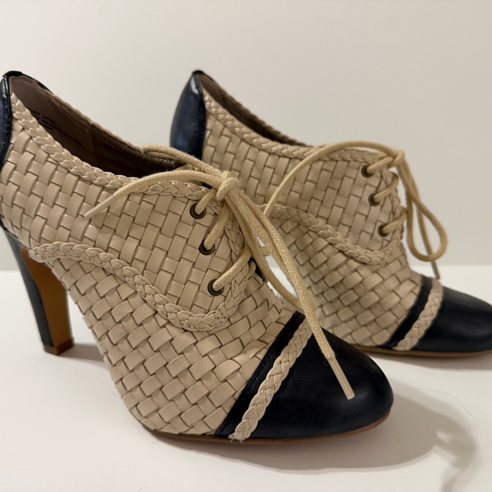Hinge Basket-weave Navy/Cream Spectator Lace-up Oxford Pumps 6.5